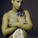 Alicia Keys, Pamer Perut Buncit Dicoret Lambang Perdamaian