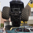 Keluar Lintasan, Monster Truck Tewaskan Dua Orang