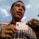 Jokowi Suap Rakyat Pakai Tiga Kartu Sakti