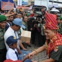 Prajurit TNI Bantu Relokasi Pengungsi Sinabung