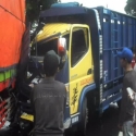 Truk Tabrak Tronton Pengangkut Teh, Sopir Terjepit Kemudi