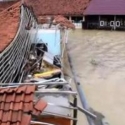 Air Masih Tinggi, Korban Banjir Diobati di Atas Perahu