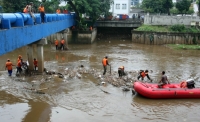 Membersihkan Sampah Kali Ciliwung