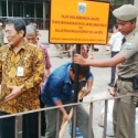 Plang dan Spanduk Nunggak Pajak Dipasang di Pintu Mal