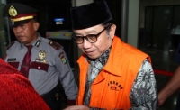 Pakai Peci dan Kaca Mata