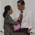 Luhut Panjaitan Meluruskan Fotonya dengan Rini Soemarno