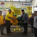 Indosat Sumbangkan Tempat Sampah untuk Bekasi