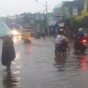 Baru Diguyur Hujan 15 Menit, Jalan Raya Jatiwaringin Sudah Banjir