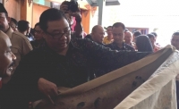 Menkop di Stand Wayang Beber