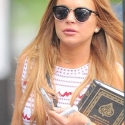 Di Balik Al Quran yang Didekap Lindsay Lohan