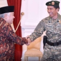 Jubir Demokrat: Apa Salahnya Jokowi Ganti Baju Sebentar