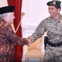 Berbaju Militer, Jokowi Justru Pamer Keterbatasan Kemampuannya