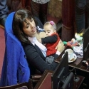 Anggota Parlemen Wanita Argentina Kedapatan Menyusui Saat Sidang