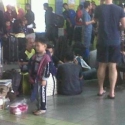 Pemudik Tumplek Lesehan di Ruang Tunggu Stasiun Gambir