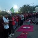Massa Aliansi Tarik Mandat Jokowi-JK Shalat Maghrib di Depan Gedung DPR