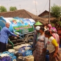 Warga Sembongin Serbu Truk Tangki Air Bersih Bantuan UMK