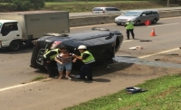 Mazda Terguling Di Tol JORR Tangerang