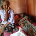 Ibu di Papua Ini Menangis Dapat Sembako dari AGP