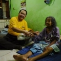 Nenek Jompo Girang Diberi Sembako Murah AGP