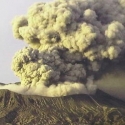 Erupsi Gunung Bromo Kadang Berbentuk Wayang & Payung