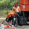 Petugas Kebersihan Pungut Sampah Perayaan Tahun Baru Di Bundaran HI