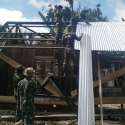 Di Perbatasan, TNI Bantu Warga Bangun Rumah