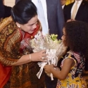 Ibu Negara Iriana Dapat Bunga Dari Anak Keturunan Amerika-Indonesia