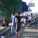 Warga Pamulang Memburu Gerhana Dengan Mata Telanjang