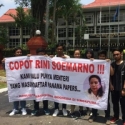 Demo Di Malaysia dan Singapura: Copot Rini Soemarno<i>!</i>