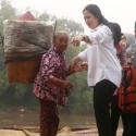 Puan Temani Ibu Penjual Karak Seberangi Sungai Bengawan Solo