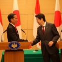 Pertemuan Hangat Di Sela KTT G7, Jokowi-Abe Tingkatkan Kerjasama