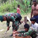 Prajurit Kostrad Bantu Warga Buat Peti Jenazah