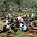 Jelang Ramadhan, Warga Padati Pemakaman Umum