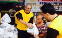 Serahkan Sembako Murah