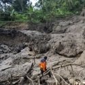 Peralatan Berat Dikerahkan Cari 9 Korban Tertimbun Longsor