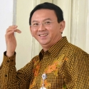 Ahok Kerap Betulkan Kacamata Saat Menjawab Pertanyaan