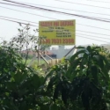 Plang Dijual & Tidak Dijual Terpasang Dekat Gerbang