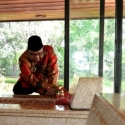 Menteri Koperasi Tabur Bunga di Makam Bung Hatta