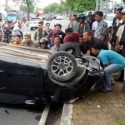 Toyota Rush Terbalik, Korban Dilarikan Ke RS