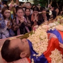 Ratusan Orang Padati Pemakaman Pengamat Politik Ternama Ini