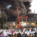 Suku Tengger Tetap Lakukan Upacara Kasada Meski Bromo Masih Erupsi