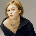 Julia Stiles, Lahap Buku Kelompok Peretas