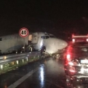 Lampaui Landasan, Pesawat Kargo Tabrak Jalan