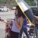 Kenakan Kacamata Hitam Dan Payung, Reporter TV Ini Dihujani Kritik