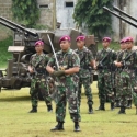 Prajurit Marinir Latihan Pengoperasian Meriam Anti Serangan Udara
