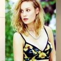 Brie Larson, Minta Maaf Karena Elus Lumba-Lumba
