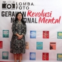 Menko PMK Serahkan Hadiah Pemenang Lomba Foto Gerakan Nasional Revolusi Mental