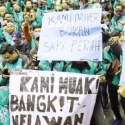 Pengemudi Go Jek Bawa Spanduk Bukan Sapi Perah