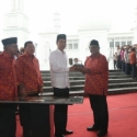 Oso Berikan Replika Masjid Agung Sukadana Kepada Presiden