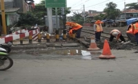 Perbaikan Jalan Di Perlintasan KA